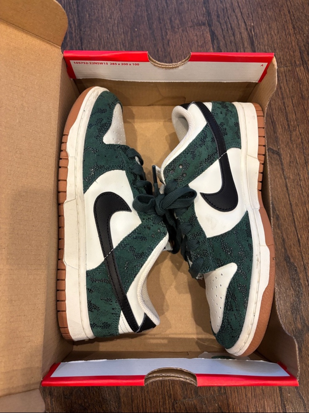Women’s Nike Dunk Low Green White Black - Picture 10 of 10